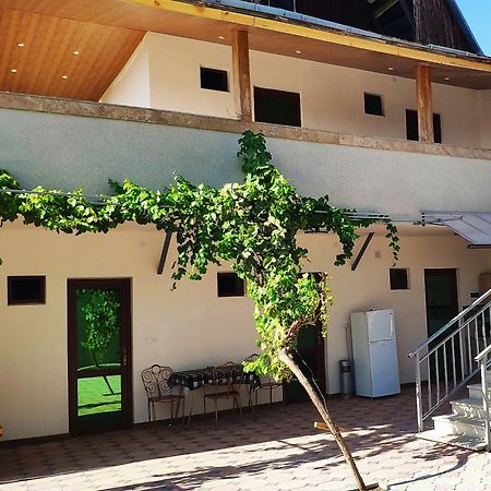 Apex Rest House Of 10 Rooms And Pool Yerevan Ngoại thất bức ảnh