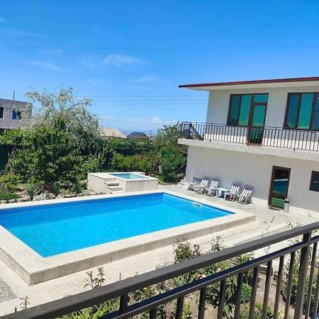Apex Rest House Of 10 Rooms And Pool Yerevan Ngoại thất bức ảnh