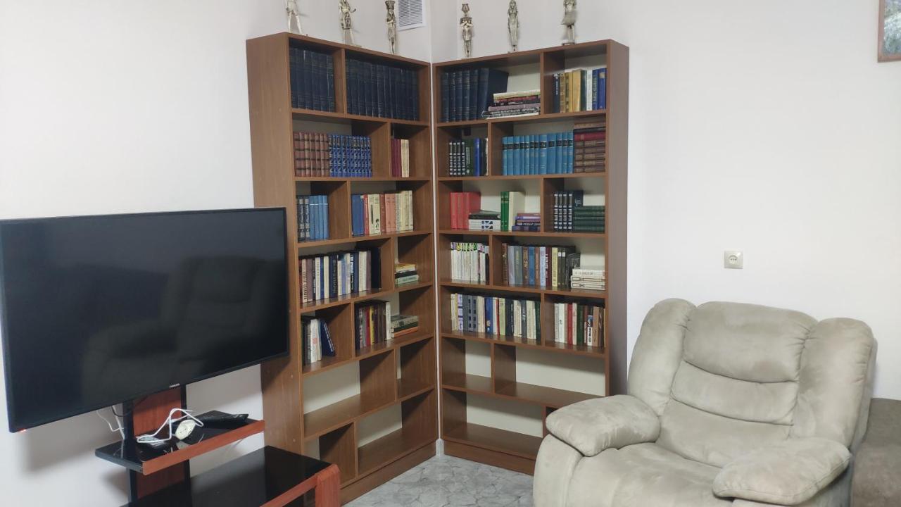 Apex Rest House Of 10 Rooms And Pool Yerevan Ngoại thất bức ảnh