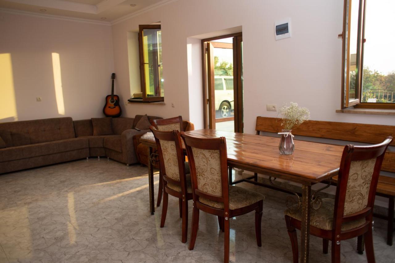 Apex Rest House Of 10 Rooms And Pool Yerevan Ngoại thất bức ảnh