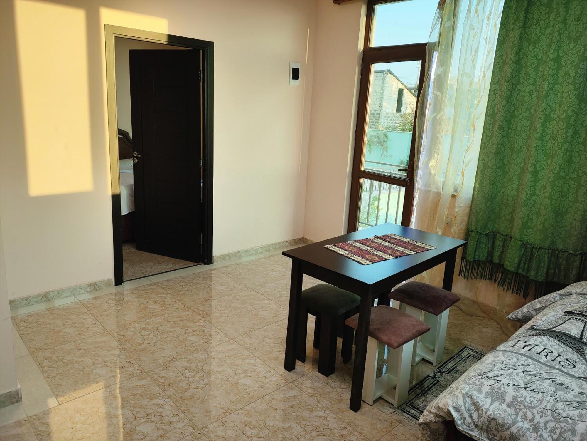 Apex Rest House Of 10 Rooms And Pool Yerevan Ngoại thất bức ảnh