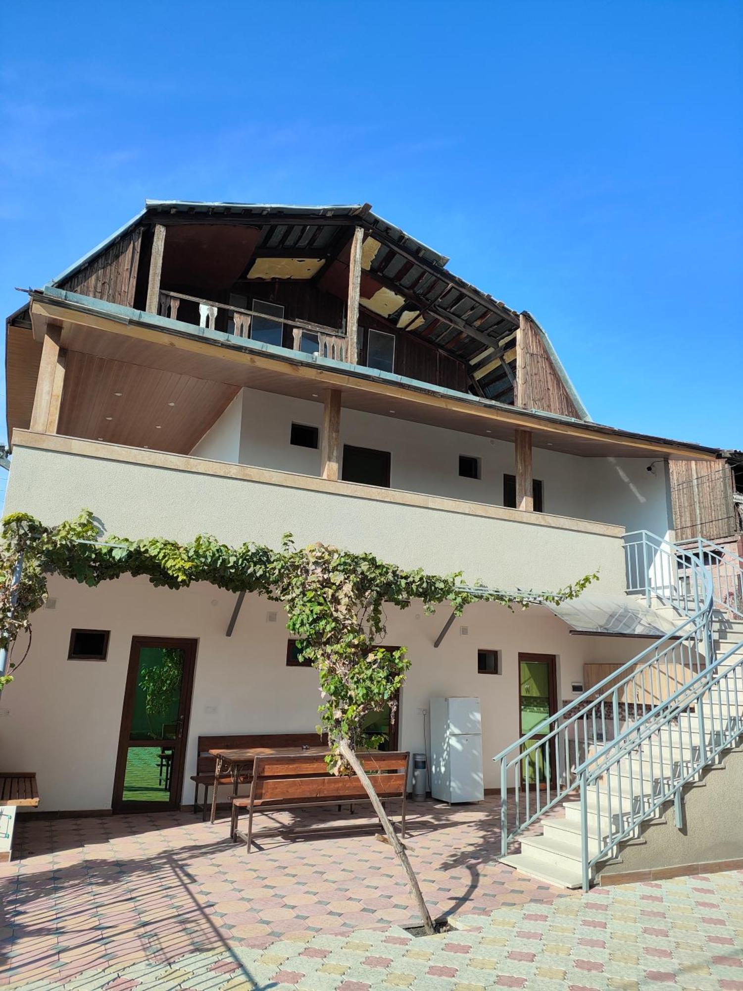 Apex Rest House Of 10 Rooms And Pool Yerevan Ngoại thất bức ảnh