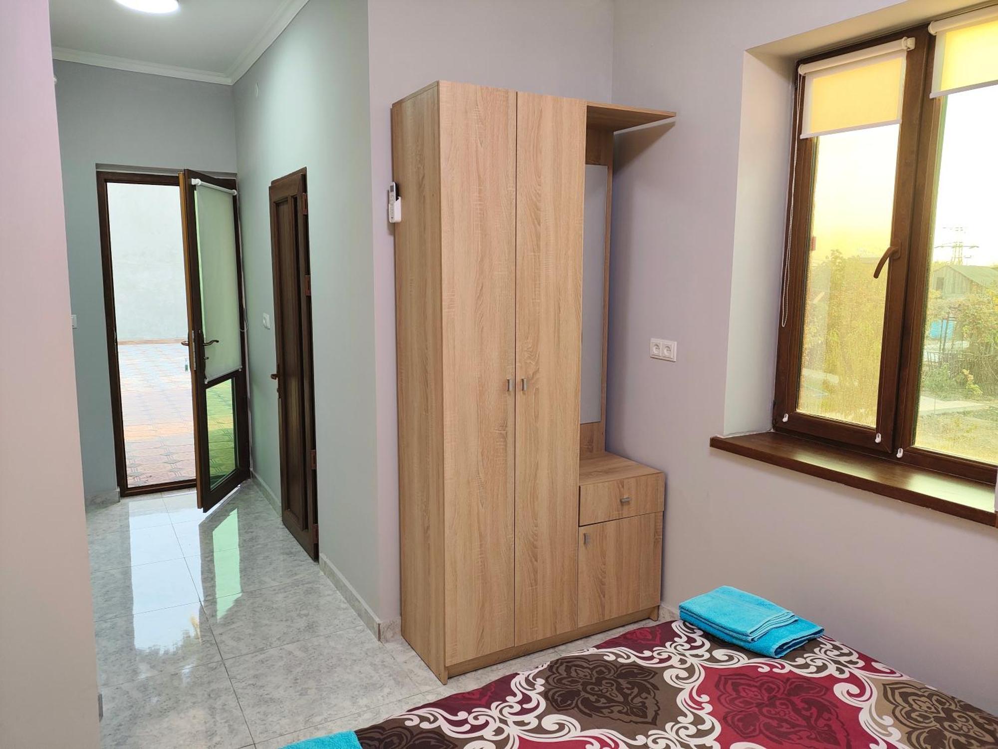 Apex Rest House Of 10 Rooms And Pool Yerevan Ngoại thất bức ảnh