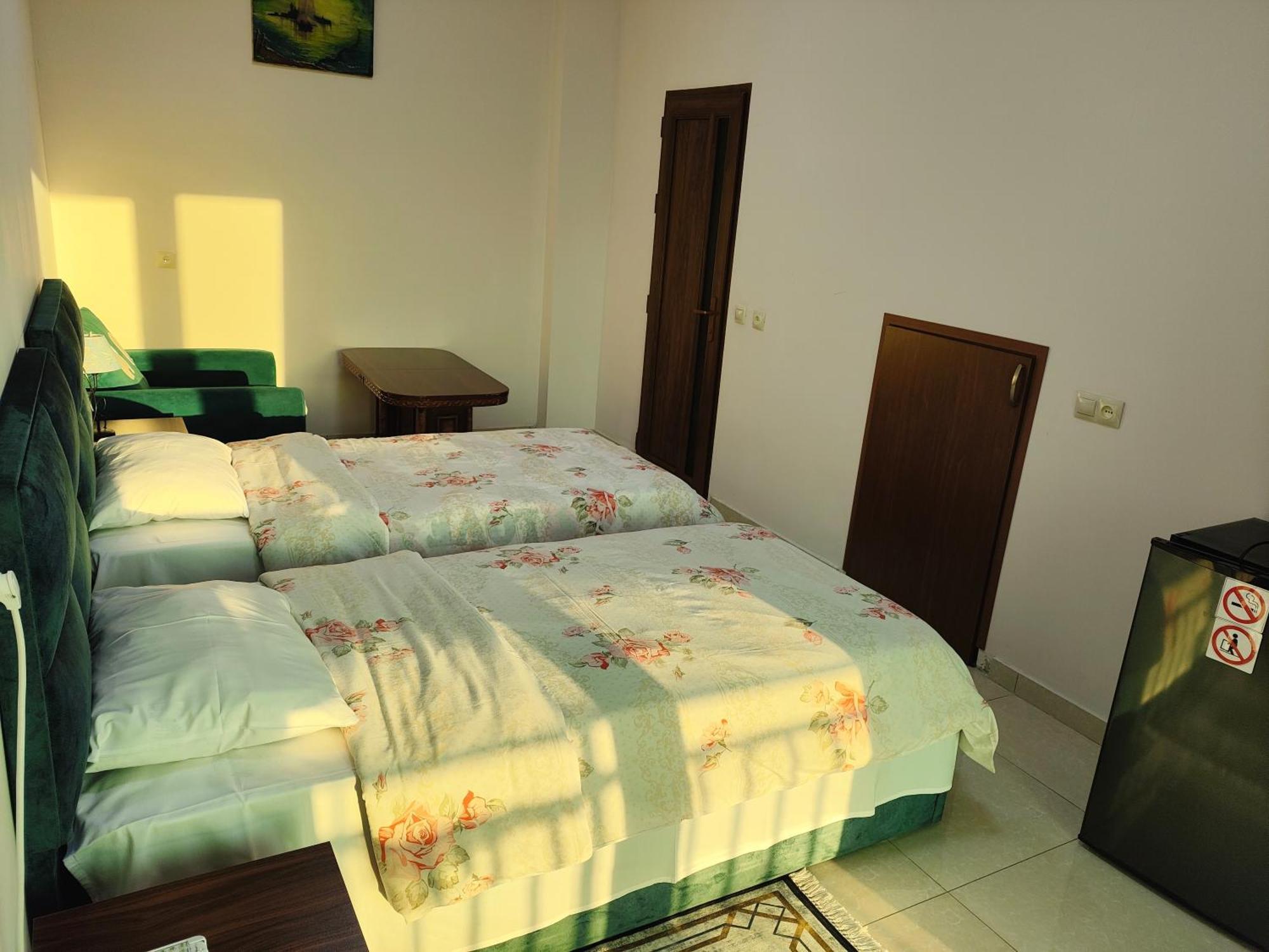 Apex Rest House Of 10 Rooms And Pool Yerevan Ngoại thất bức ảnh