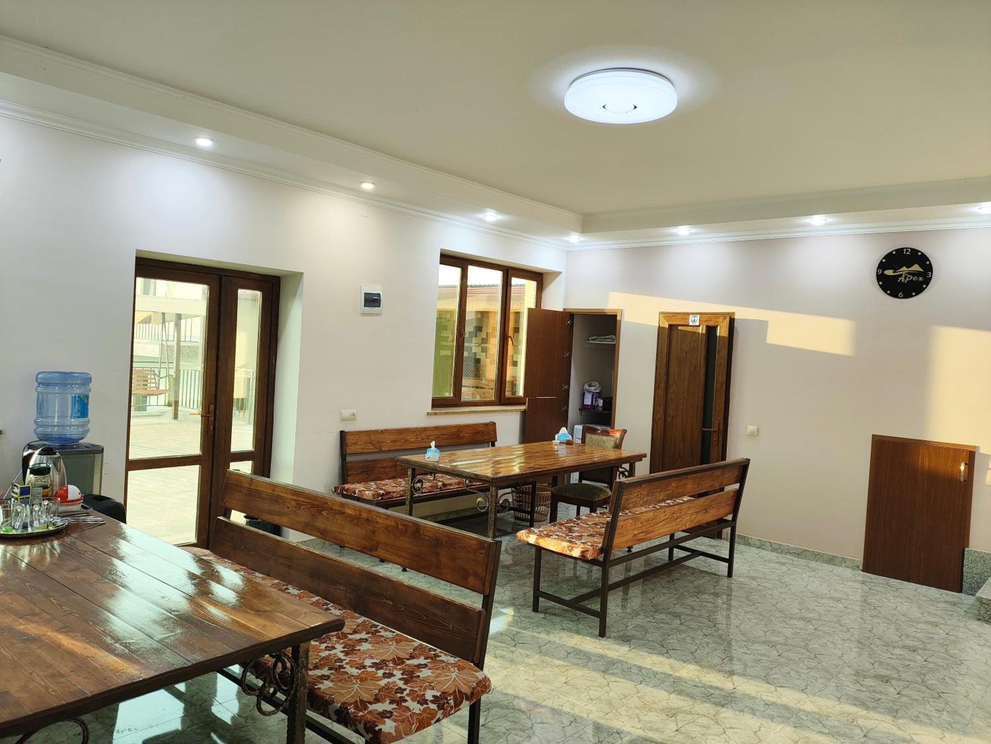 Apex Rest House Of 10 Rooms And Pool Yerevan Ngoại thất bức ảnh