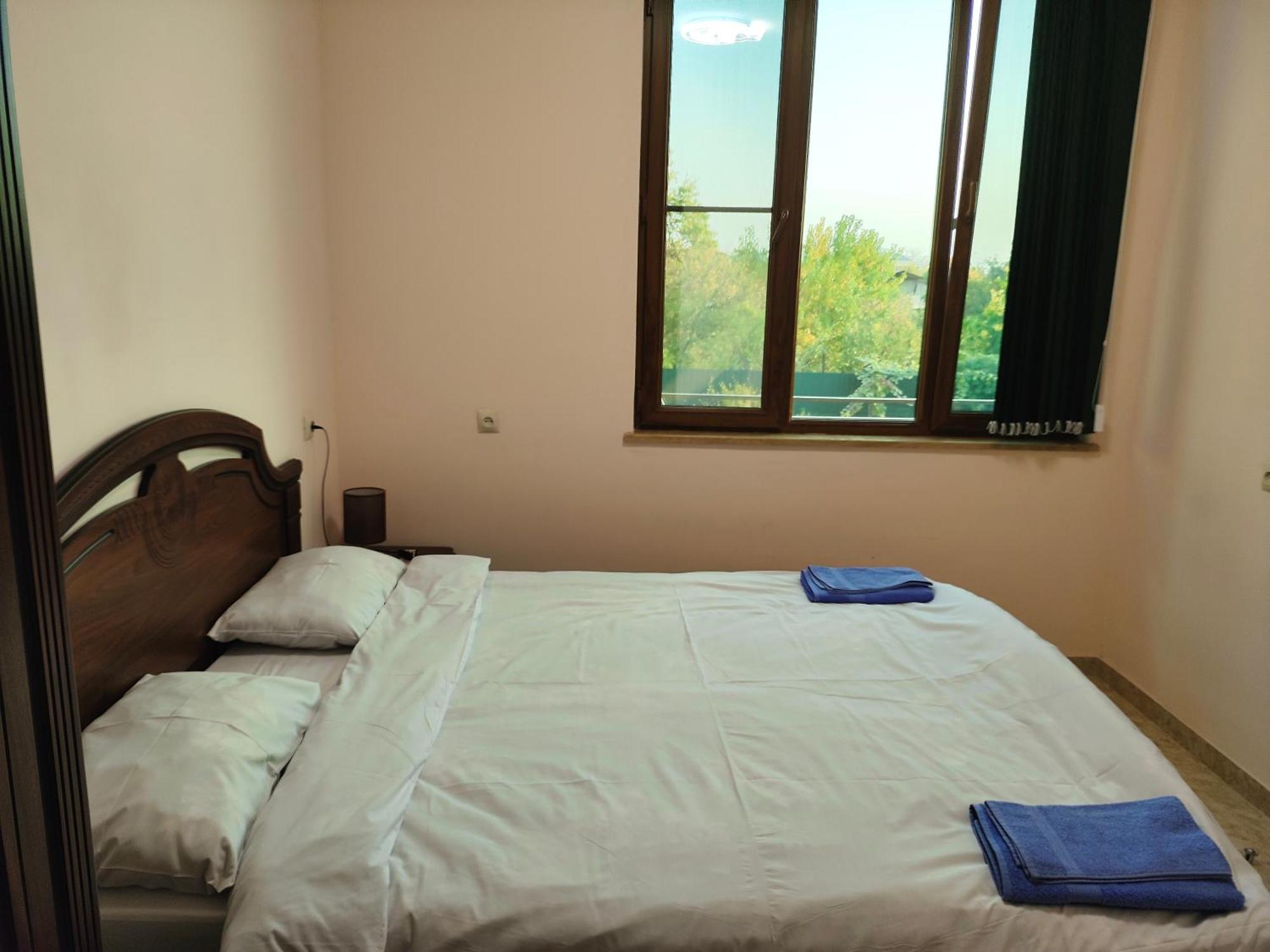 Apex Rest House Of 10 Rooms And Pool Yerevan Ngoại thất bức ảnh