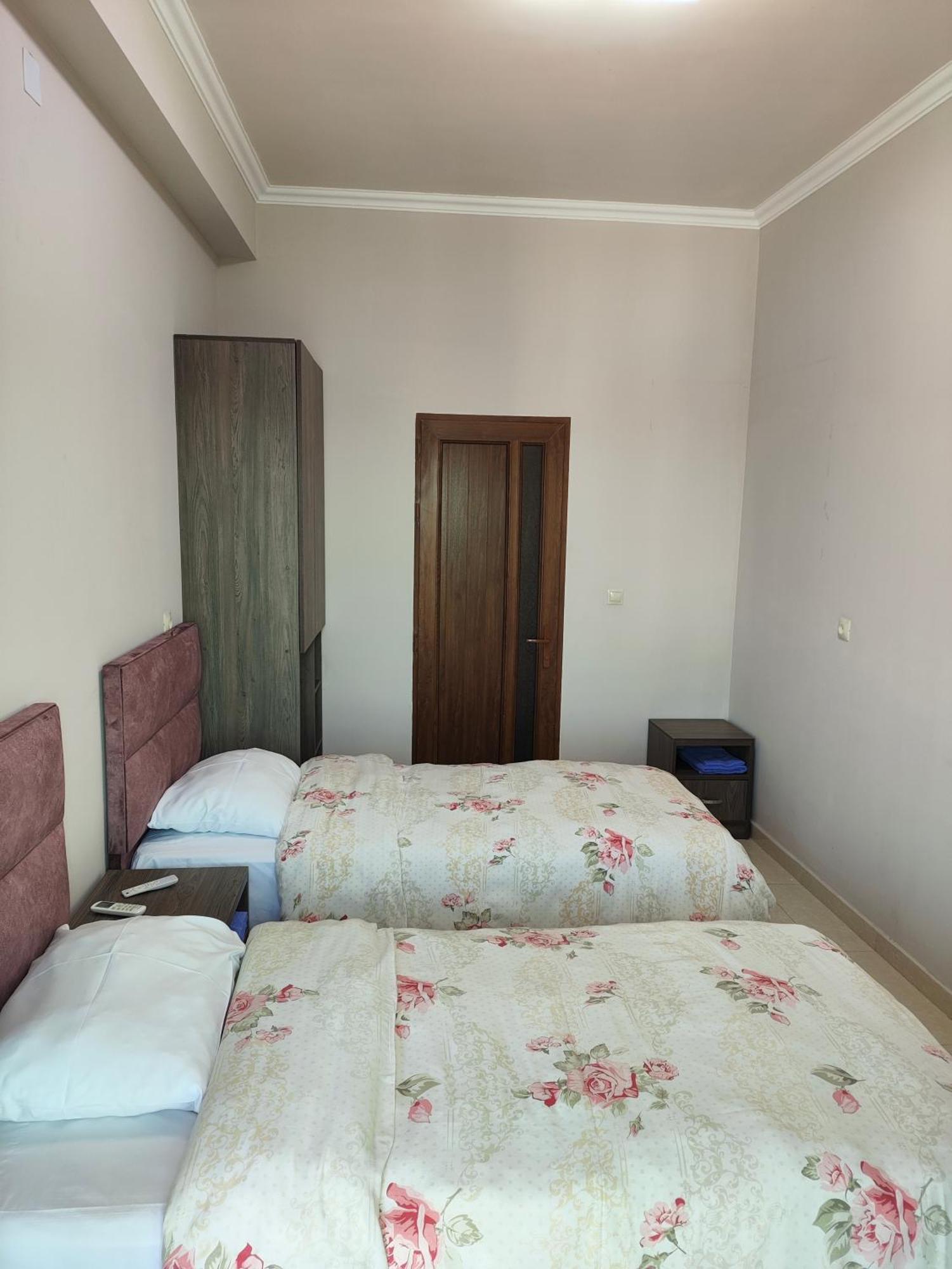 Apex Rest House Of 10 Rooms And Pool Yerevan Ngoại thất bức ảnh