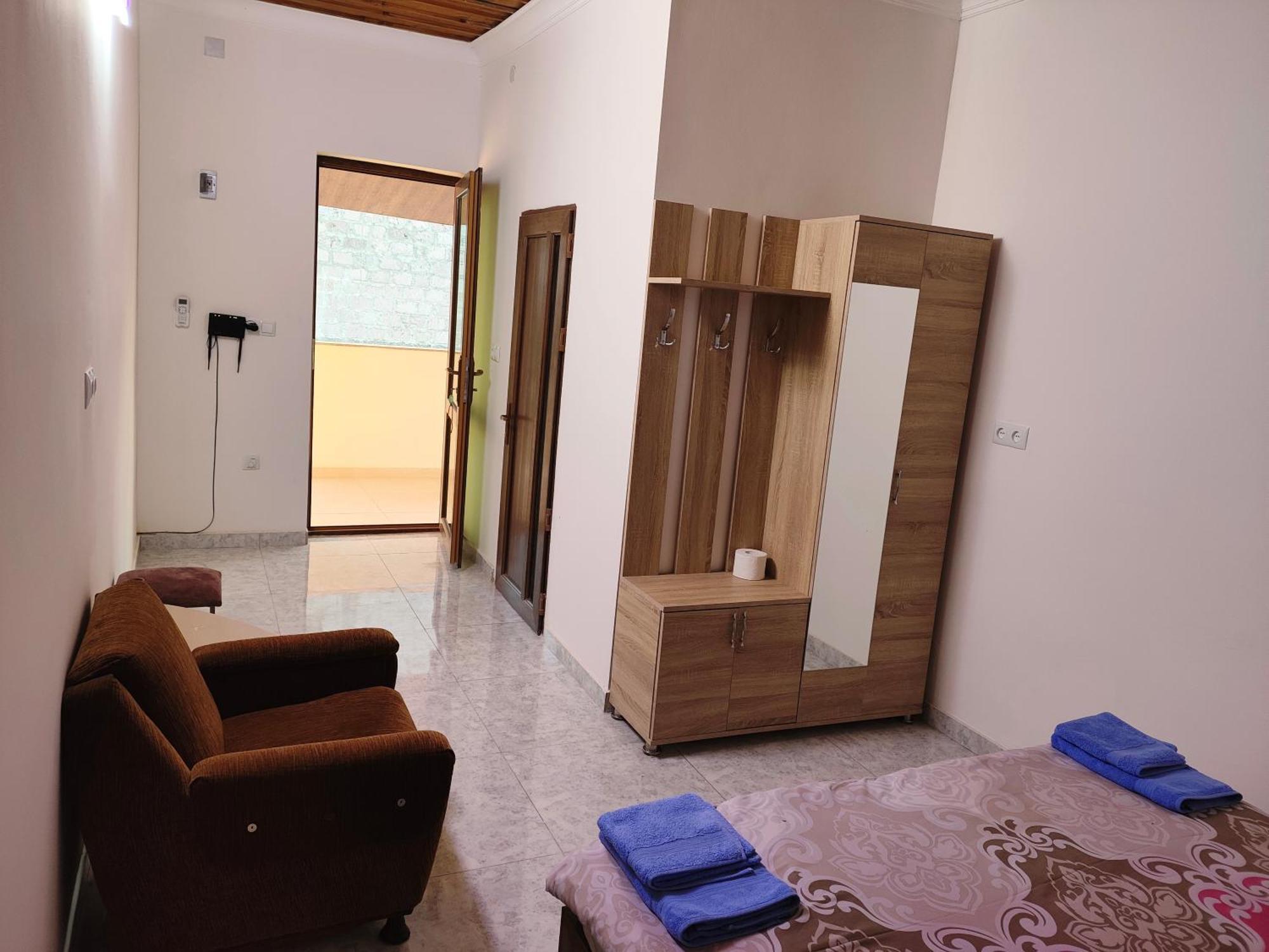 Apex Rest House Of 10 Rooms And Pool Yerevan Ngoại thất bức ảnh