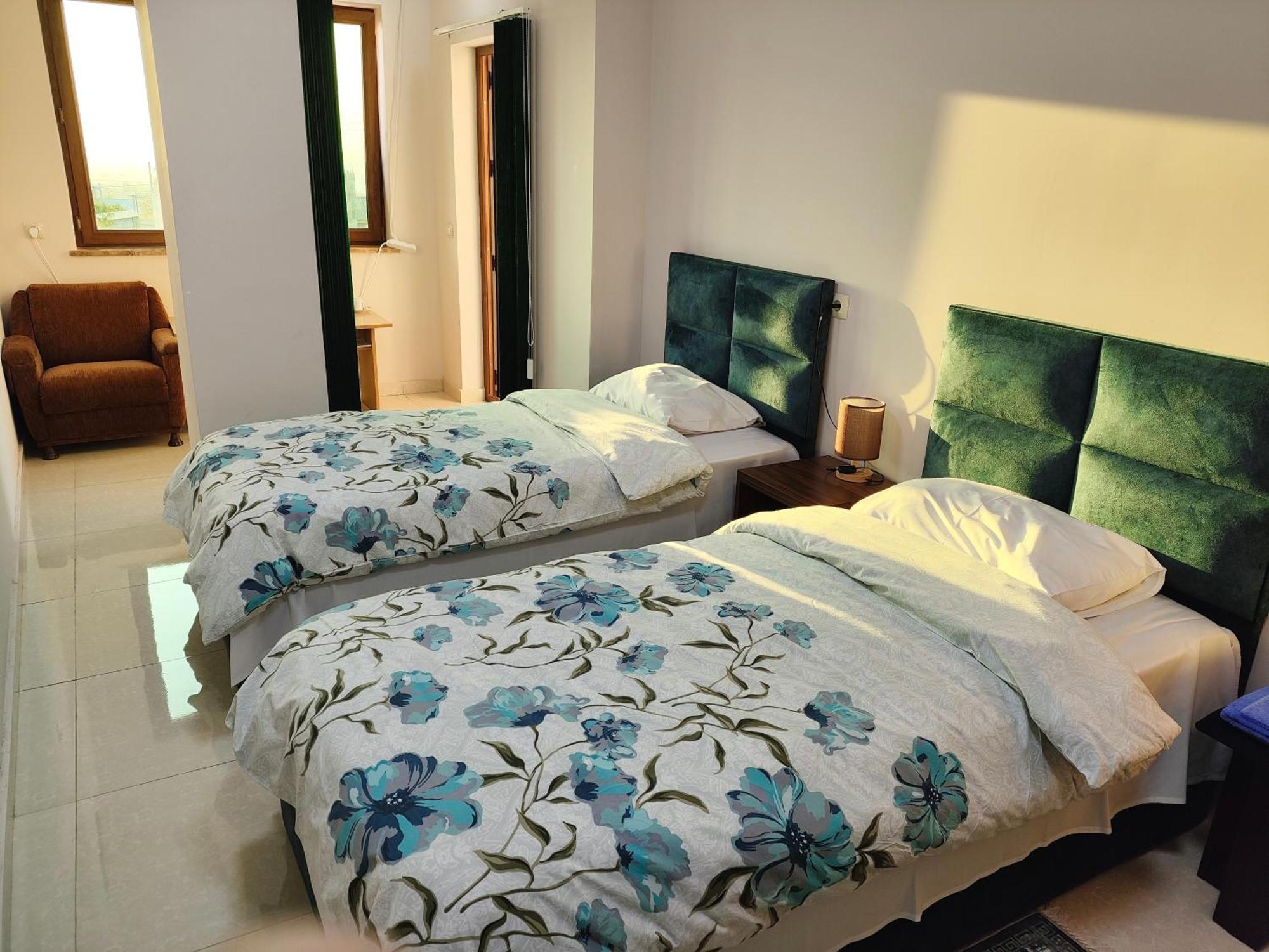 Apex Rest House Of 10 Rooms And Pool Yerevan Ngoại thất bức ảnh