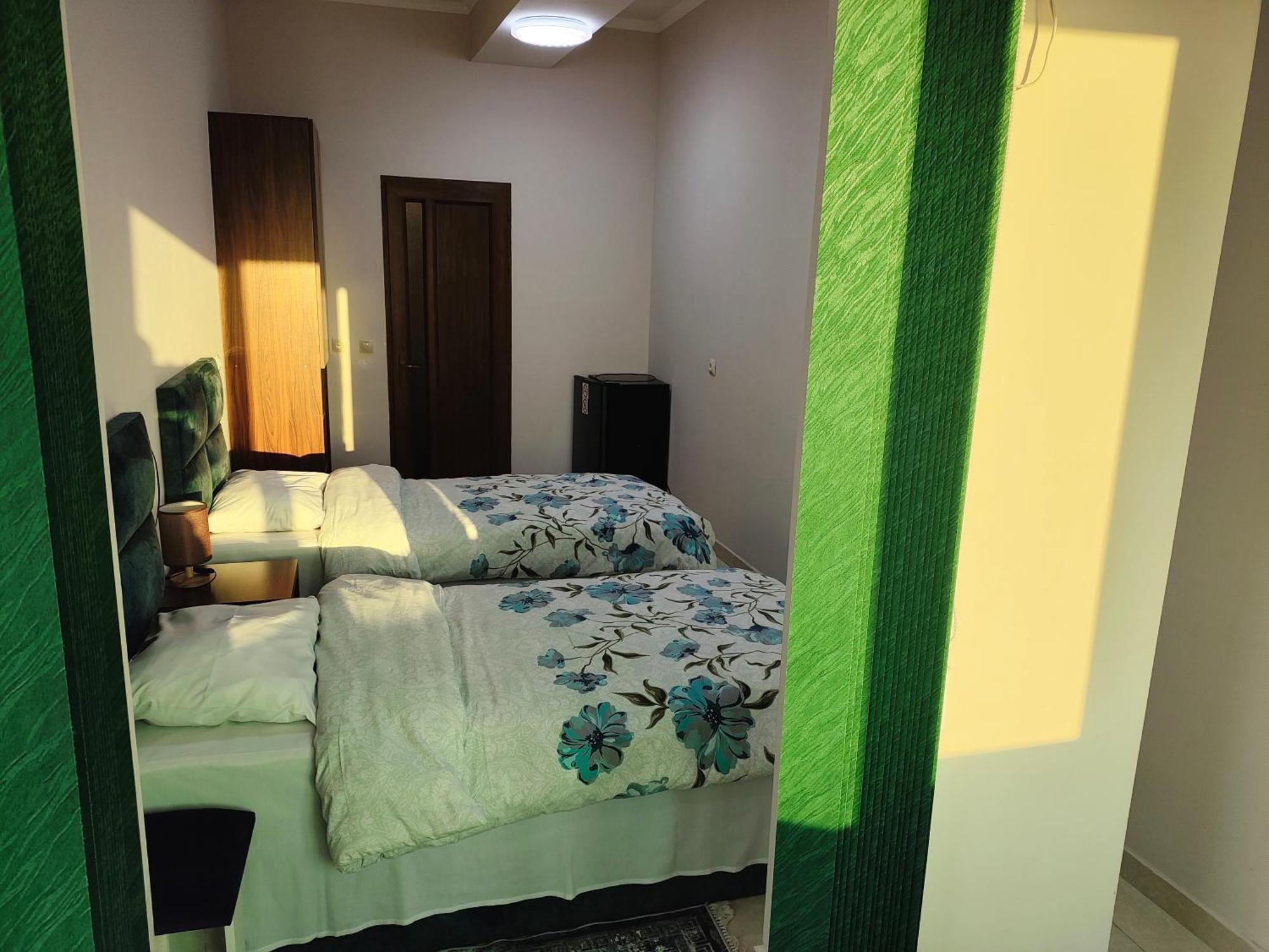 Apex Rest House Of 10 Rooms And Pool Yerevan Ngoại thất bức ảnh
