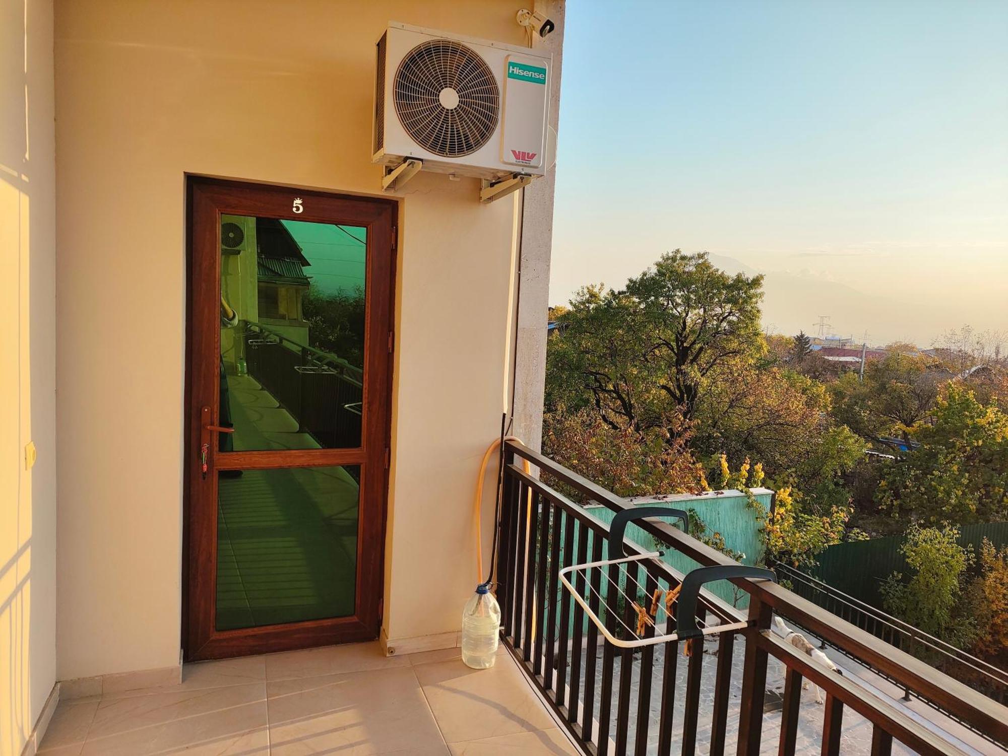 Apex Rest House Of 10 Rooms And Pool Yerevan Ngoại thất bức ảnh
