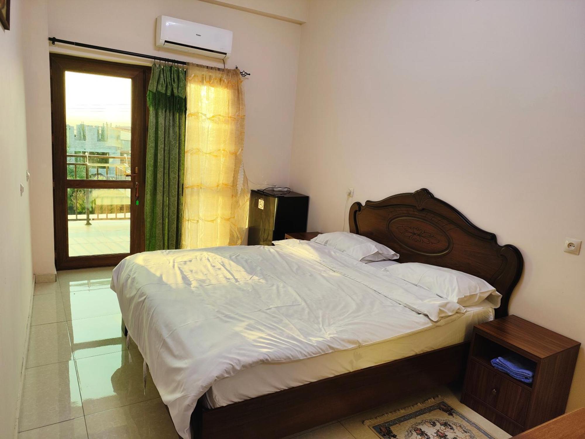 Apex Rest House Of 10 Rooms And Pool Yerevan Ngoại thất bức ảnh