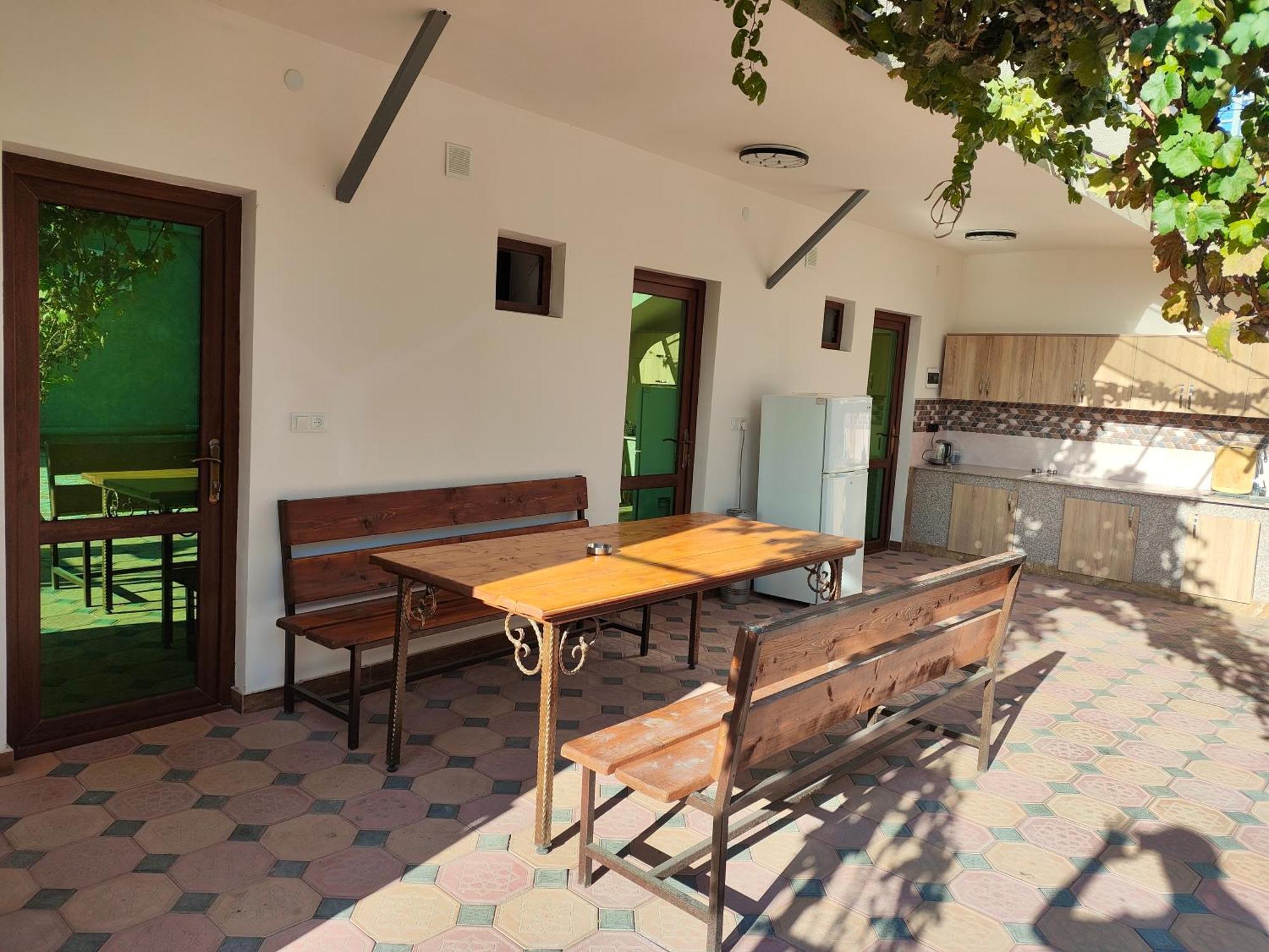 Apex Rest House Of 10 Rooms And Pool Yerevan Ngoại thất bức ảnh