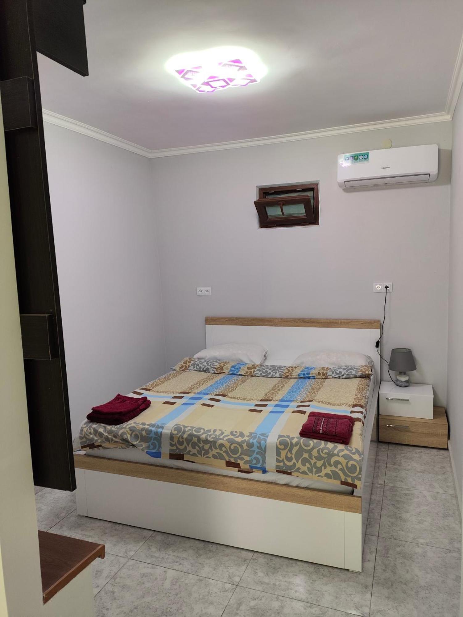 Apex Rest House Of 10 Rooms And Pool Yerevan Ngoại thất bức ảnh