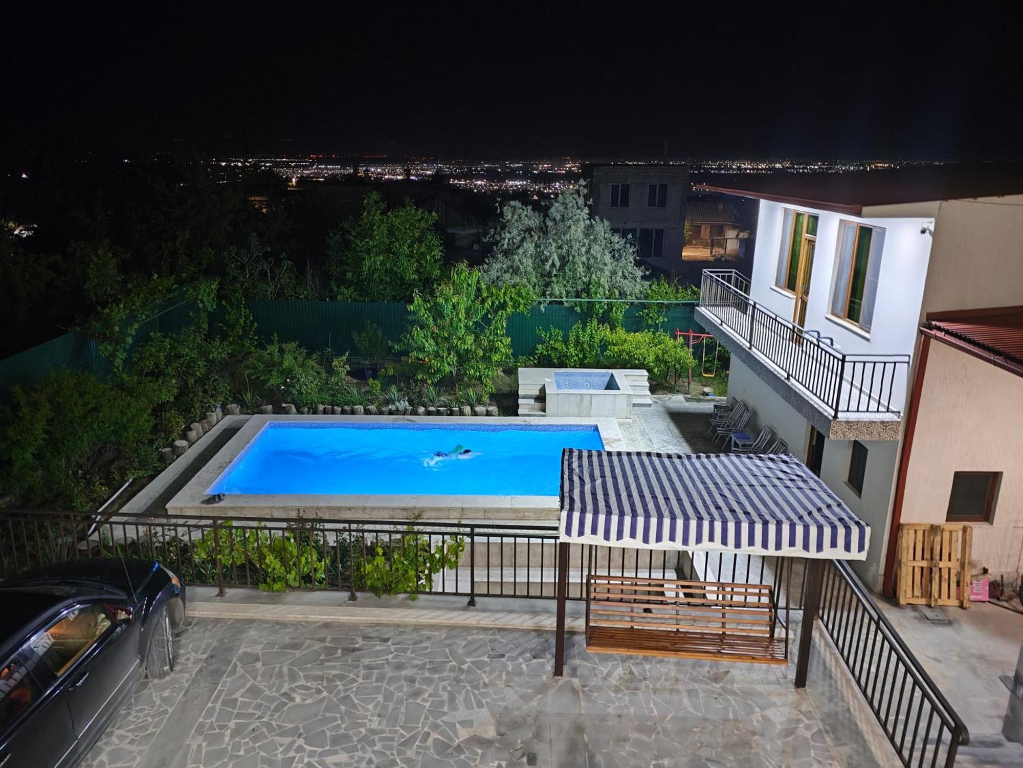 Apex Rest House Of 10 Rooms And Pool Yerevan Ngoại thất bức ảnh