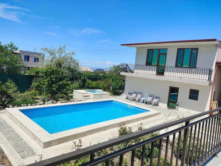 Apex Rest House Of 10 Rooms And Pool Yerevan Ngoại thất bức ảnh